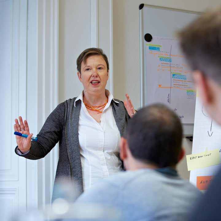 Felicitas Steck coacht eine Gruppe